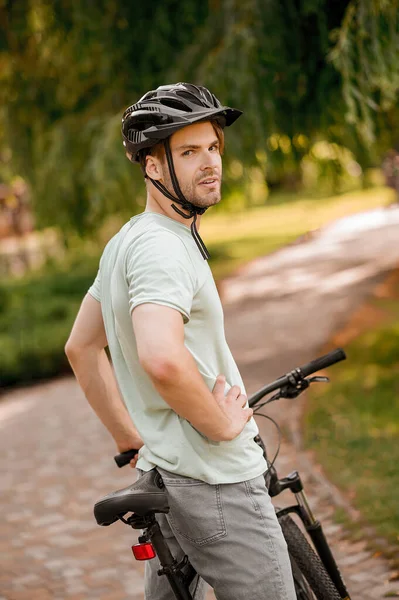 自転車愛好家は、彼のサイクリングワークアウト中にカメラのポーズ — ストック写真
