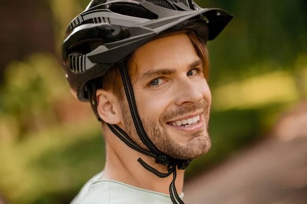 Cara de primer plano del tipo con casco de bicicleta — Foto de Stock