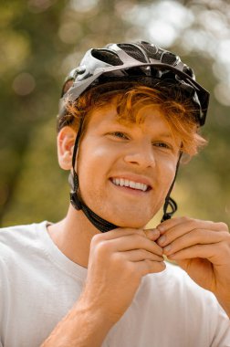 Bisiklet kaskı takan adam.