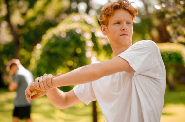 Adam yaz günü parkta ısınıyor.