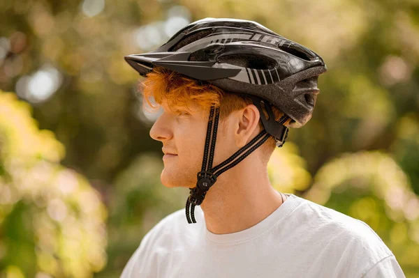 Perfil del chico tranquilo y confiado en casco de bicicleta — Foto de Stock