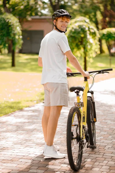 Alegre chico con la bicicleta volvió la cabeza — Foto de Stock