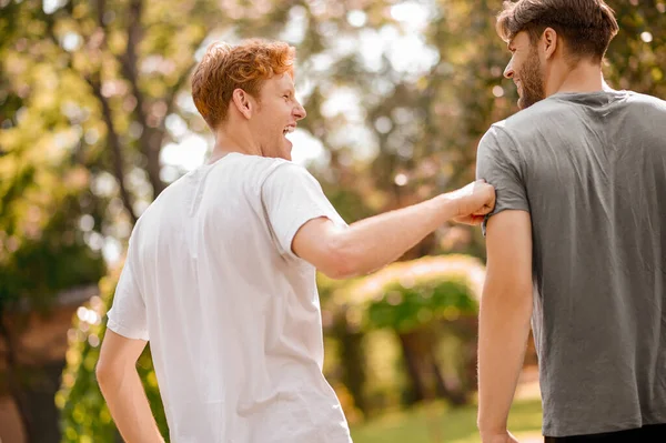 Ingwerkerl freundliche Faust berührt Freunde Schulter — Stockfoto