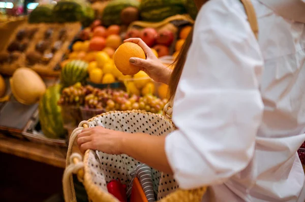 Una pistola di una cliente donna in un negozio di frutta — Foto Stock