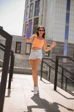 Kısa şortlu ince, güzel bir ızgara. Zamanının tadını çıkarıyor ve heyecanlı görünüyor.