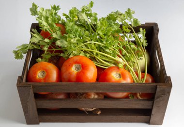 Meyve ve sebzeli ahşap kutu - Muzlu Domates Pod Kişniş Mango - perspektif görünümü.