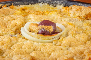 Vejetaryen ev yapımı turta, domatesli zeytin, soğan ve sebze. Torta Capixaba - en yakın manzara.