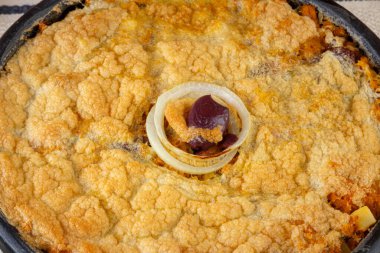 Vejetaryen ev yapımı turta, domatesli zeytin, soğan ve sebze. Torta Capixaba - en yakın manzara.