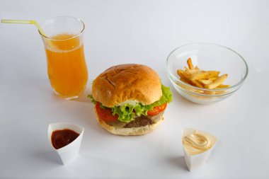 Meyve suyu, mayonez, ketçap, beyaz arka planda patates kızartması.