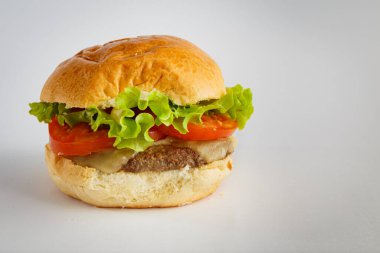 Beyaz arkaplanda taze hamburger - ön görünüş ve yan boşluk
