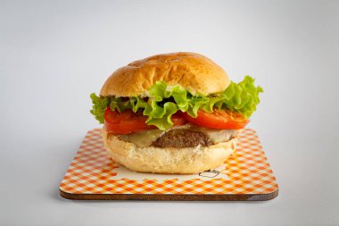 Beyaz arkaplanda taze hamburger - ön görünüm