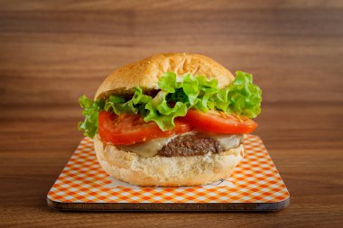 Ahşap arka planda taze hamburger - ön manzara