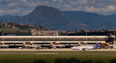 Vitoria / Brezilya - 10 Nisan 2021: Vitoria Havalimanı 'na vardıktan sonra LATAM Airbus A320 NEO taksisinin yan görüntüsü (VIX / SBVT). Dar gövde uçakları çoğunlukla yurt içi uçuşlarda kullanılır..