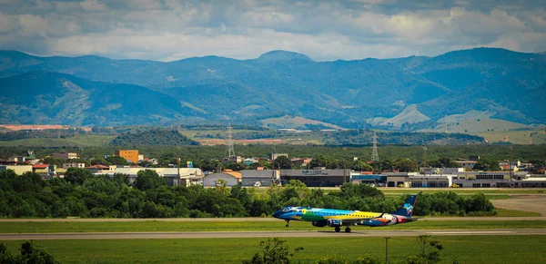 Vitoria Brazil April 2021 Side View Azul Airlines Embraer 190 — Stock Photo, Image