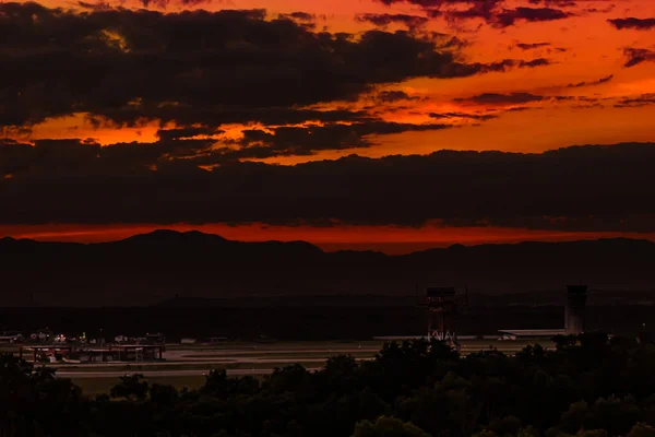 Vacker Solnedgång Vitoria Sett Utifrån Vitoria Flygplats Med Skogar Förgrunden — Stockfoto