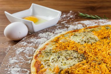 Katupi peynirli, kekikli, zeytinli ve domates soslu lezzetli tavuk pizzası. Buğday, yumurta ve biberiyeyle hazırlanmış makarna. Yakın ve yan görünüm.