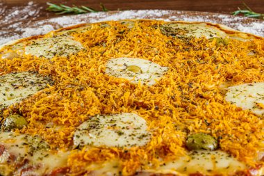 Katupi peynirli, kekikli, zeytinli ve domates soslu lezzetli tavuk pizzası. Buğday, yumurta ve biberiyeyle hazırlanmış makarna. Perspektif görünümü.