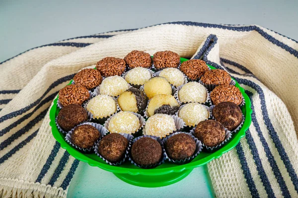 Brigadeiro Brigadgeneral Och Kokosgodis Traditionellt Brasilianskt Sött Chokladgodis Grönt Stöd — Stockfoto