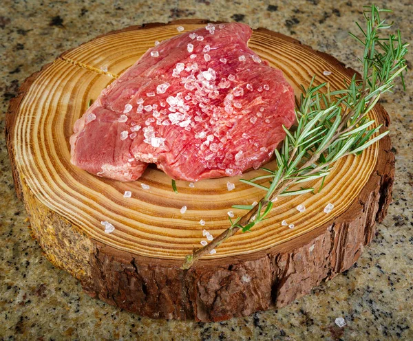 Nyers Picanha Steak Fából Készült Háttér Rusztikus Stílusban Gyógynövények — Stock Fotó