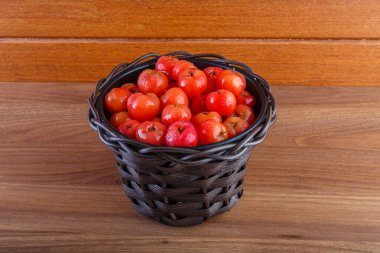 Bir saman kabında ham haldeki Acerolas - perspektif görünümü.