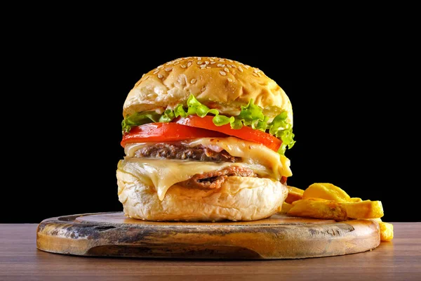 Pyszny Hamburger Frytkami Drewnianym Stole Czarnym Tle Widok Przodu — Zdjęcie stockowe