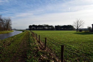 Huzurlu bir anaokulu ve tarlaların yanında kanal manzarası