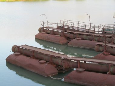 Nehirdeki eski mavnaların paslı kalıntıları.