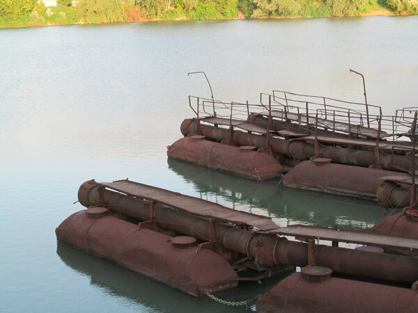 Ржавые остатки древних барж на реке