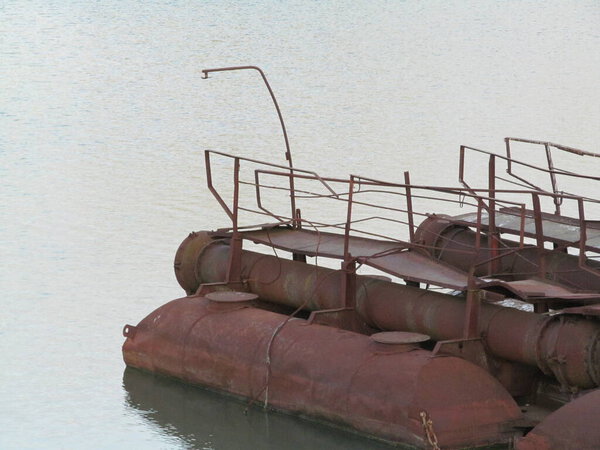 Ржавые остатки древних барж на реке