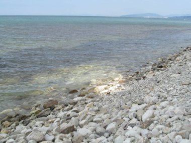 Şeffaf deniz suyunda güneş ışınları oyunu