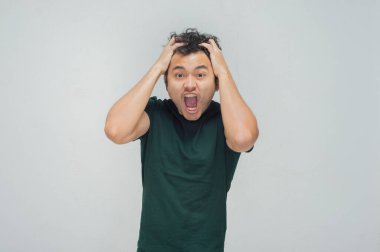 Yeşil gömlekli genç İspanyol Meksikalı.