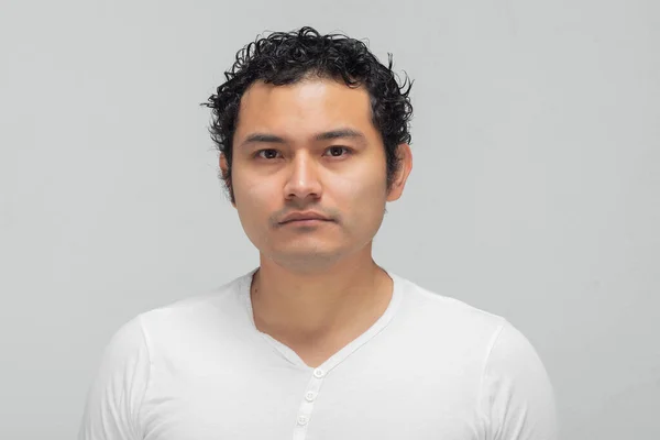 Pemuda Meksiko Dengan Rambut Cina Dan Kemeja Putih — Stok Foto