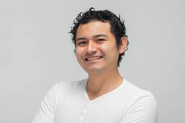 Çinli Saçlı Beyaz Gömlekli Meksikalı Genç Adam — Stok fotoğraf