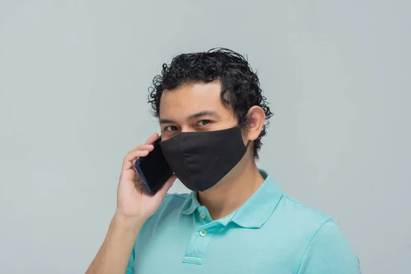 Muda Hispanik Keriting Rambut Dengan Masker — Stok Foto