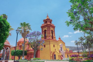 Santiago de quertaro 'daki Bernal Kilisesi. Meksika Sihirli Kasaba Turist Merkezi.