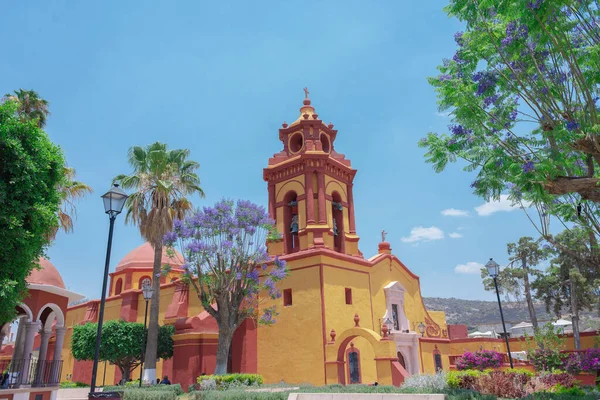 Santiago de quertaro 'daki Bernal Kilisesi. Meksika Sihirli Kasaba Turist Merkezi.