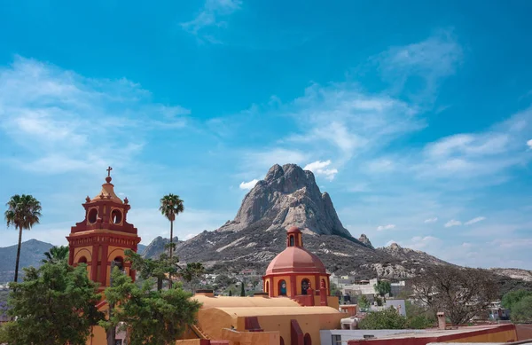 Santiago de quertaro 'daki Bernal Kilisesi. Meksika Sihirli Kasaba Turist Merkezi.