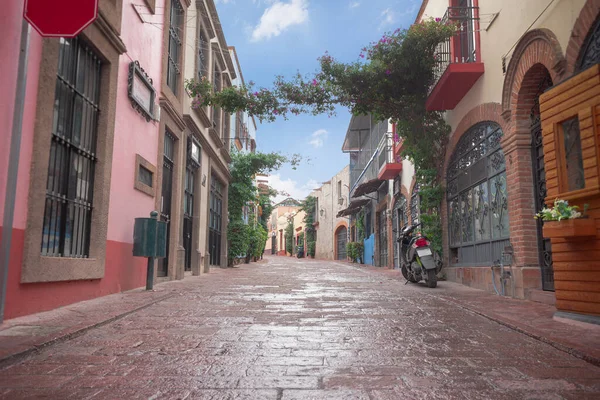 Tequisquiapan Queretaro Meksika 'da sihirli bir şehrin güzel caddesi, mavi gökyüzü, insan yok.