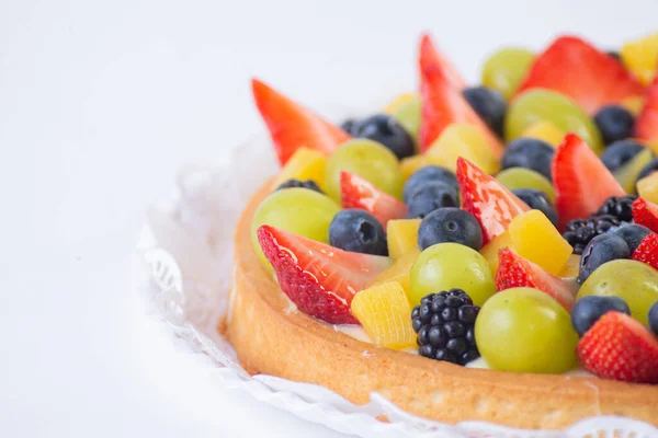Frukt Tårta Beläggning Mexikansk Dessert Papper Vit Bakgrund Bakverk Dag — Stockfoto