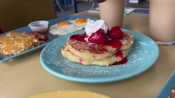アメリカの朝食 ストロベリージャムパンケーキ — ストック動画