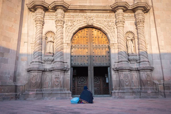 Santiago de Queretaro, Queretaro, Meksika, 07 28 28 yaşında, evsiz bir kadın gün batımında San Agustin Tapınağı 'nda bir kilisenin kapısında oturuyor.