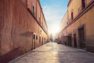 Queretaro tarihi şehrinin merkezindeki geleneksel turist caddesinde güneşli gündoğumu mimarisi yok.