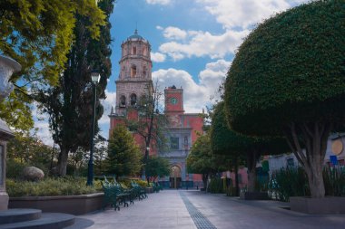 Queretaro eyaletinin merkezindeki San Francisco de Asis Tapınağı, Meksika 'nın turistik mekanı, mavi gökyüzü ve bulutlarla dolu, insan yok, tarihi bir yer.