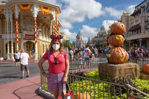 Orlando Usa Aug Brunette Woman Poses Camera Entrance Magic Kingdon — Stock Photo, Image