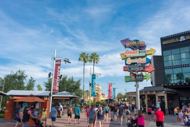 Orlando, Florida, ABD, 21 Ağustos 2021, turistler, evrensel orlando tatil beldesinde, şehir yolunda yürüyorlar.