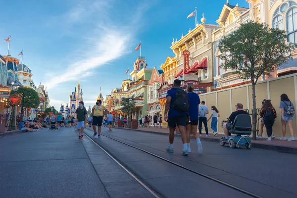 Orlando Florida Usa August 2021 Couple Walking Strip Disney Magic — Stock Photo, Image