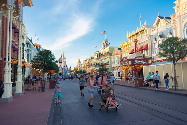 Orlando FL, ABD 18 Ağustos Bebek arabalı aile Disney 'in Florida' daki sihirli krallığında yürüyorlar.