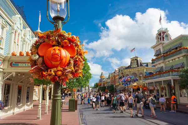 Orlando Usa Aug Halloween Arrangement Hanging Pole Main Avenue Tourists — Stock Photo, Image