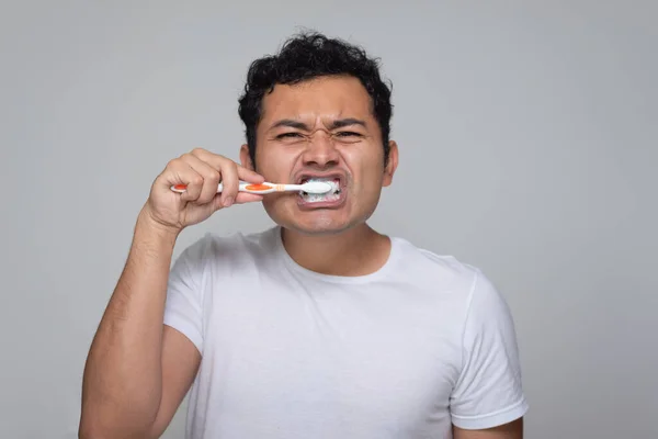 Pria Meksiko Dengan Penampilan Latin Hispanik Menggosok Giginya Dengan Sikat — Stok Foto