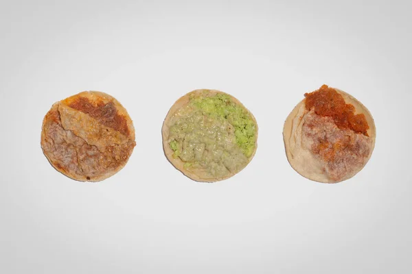 Meksika yemeği, Meksika yemeği, yeşil yumurtalı Meksika yemeği, Chicharrn, dilimlenmiş et, tamaulipas yemeği, gorditas, beyaz arka planda insan yok.